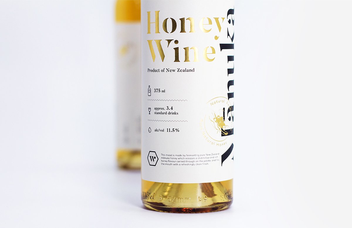 MānukaHoney蜂蜜風(fēng)味葡萄酒品牌包裝設(shè)計欣賞，葡萄酒品牌，酒品牌設(shè)計，酒品牌策劃，酒品牌全案策劃，酒品牌形象塑造，深圳品牌設(shè)計，深圳品牌策劃，深圳品牌全案策劃，深圳品牌形象塑造，左右格局