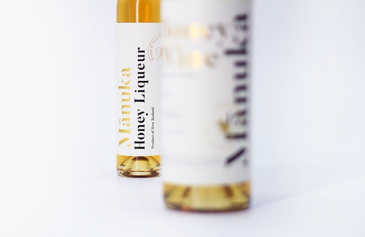 MānukaHoney蜂蜜風(fēng)味葡萄酒品牌包裝設(shè)計欣賞，葡萄酒品牌，酒品牌設(shè)計，酒品牌策劃，酒品牌全案策劃，酒品牌形象塑造，深圳品牌設(shè)計，深圳品牌策劃，深圳品牌全案策劃，深圳品牌形象塑造，左右格局