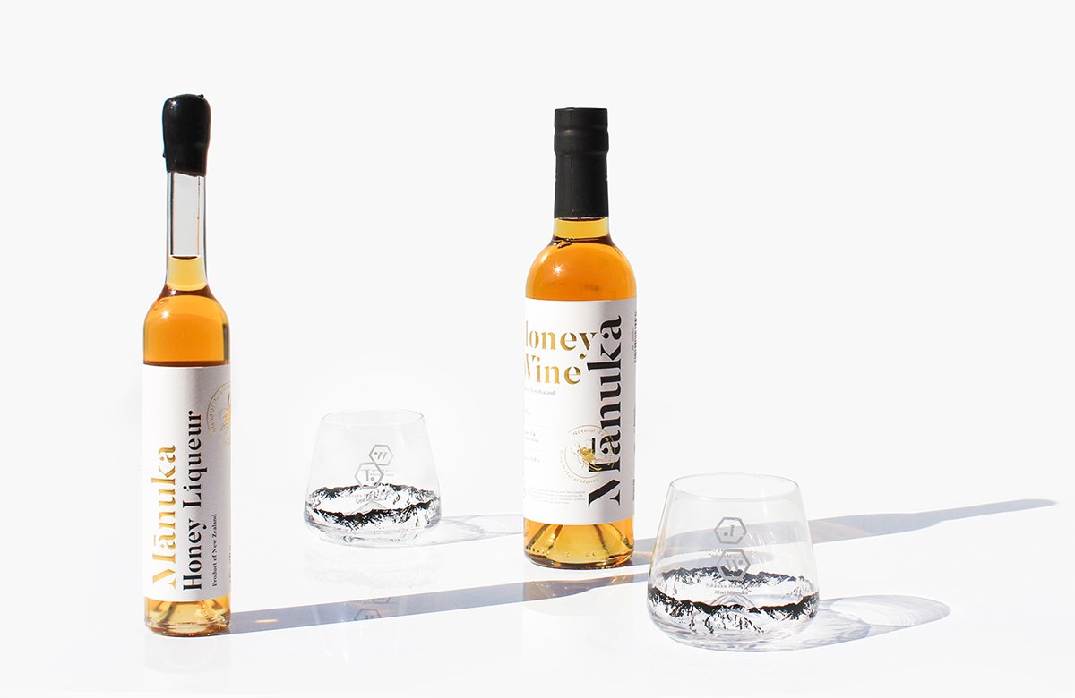 MānukaHoney蜂蜜風(fēng)味葡萄酒品牌包裝設(shè)計欣賞，葡萄酒品牌，酒品牌設(shè)計，酒品牌策劃，酒品牌全案策劃，酒品牌形象塑造，深圳品牌設(shè)計，深圳品牌策劃，深圳品牌全案策劃，深圳品牌形象塑造，左右格局    