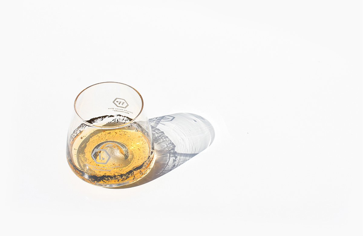 MānukaHoney蜂蜜風(fēng)味葡萄酒品牌包裝設(shè)計欣賞，葡萄酒品牌，酒品牌設(shè)計，酒品牌策劃，酒品牌全案策劃，酒品牌形象塑造，深圳品牌設(shè)計，深圳品牌策劃，深圳品牌全案策劃，深圳品牌形象塑造，左右格局    